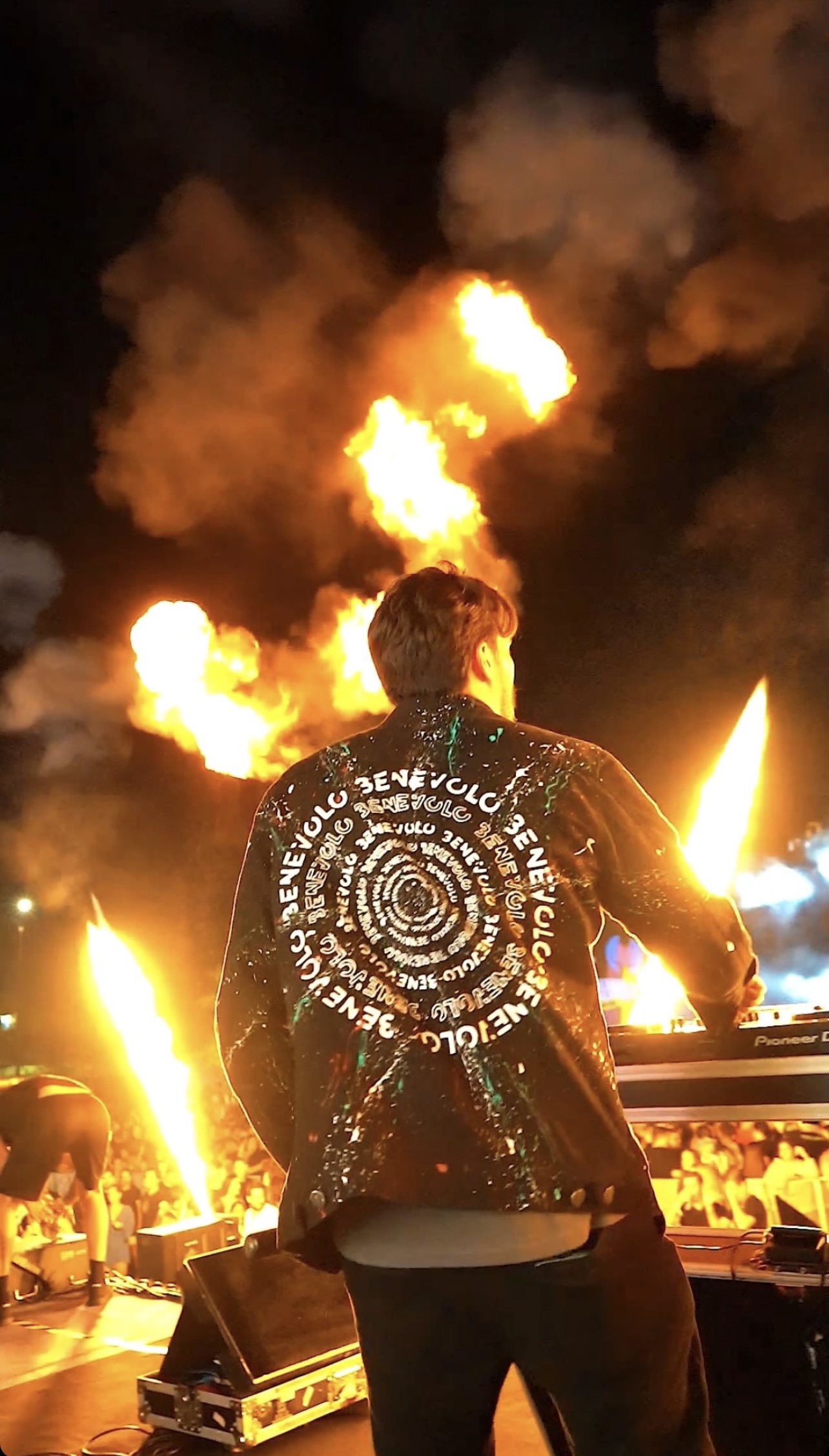 BENÉVOLO DJ em apresentação com fogo no palco